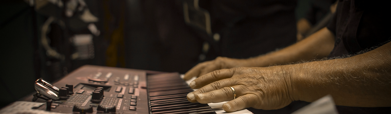 Mani di uomo che suonano una tastiera