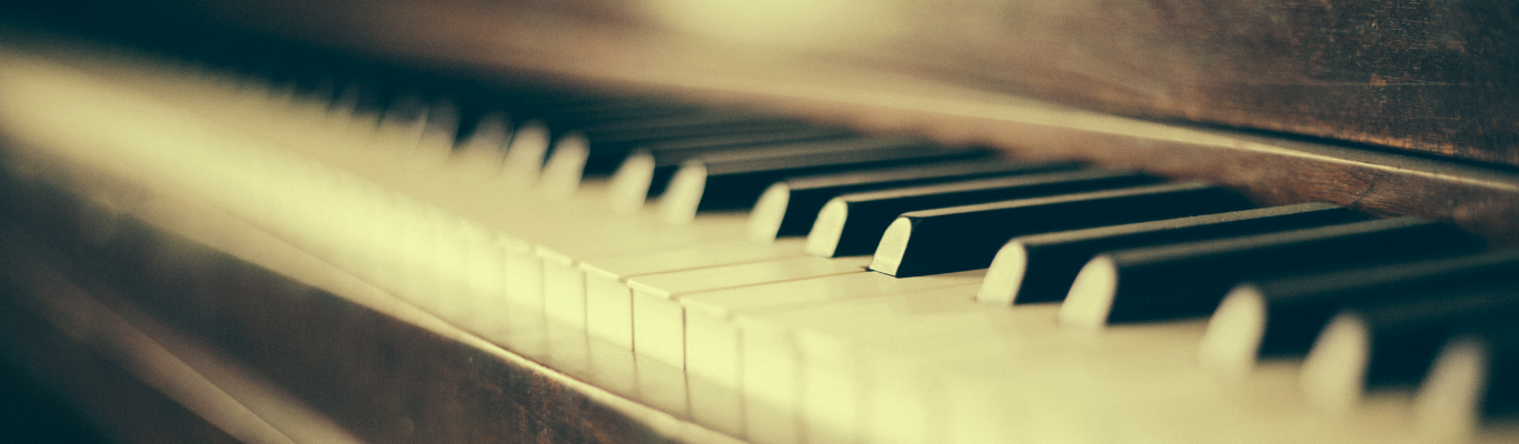 Primo piano dei tasti di un pianoforte