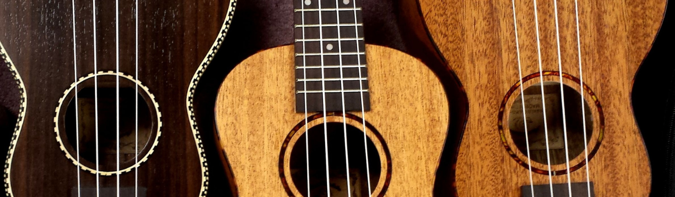 Primo piano di tre ukulele